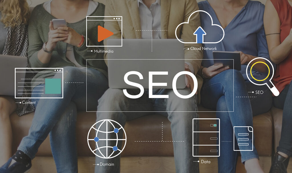 SEO-Konzeptgrafik für Local SEO mit Symbolen für Content, Multimedia, Cloud-Netzwerk, Domain und Daten – Menschen mit digitalen Geräten im Hintergrund, die digitale Zusammenarbeit und Online-Marketing darstellen.