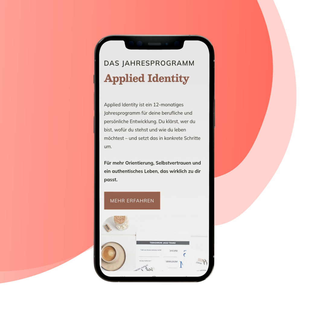 Smartphone-Mockup der mobil optimierten Website für Thomas Harnisch Excellence Coaching – zeigt die Unterseite zum Jahresprogramm „Applied Identity", entwickelt von der Marketing Gilde mit responsivem Webdesign und zielgruppengerechtem Copywriting.
